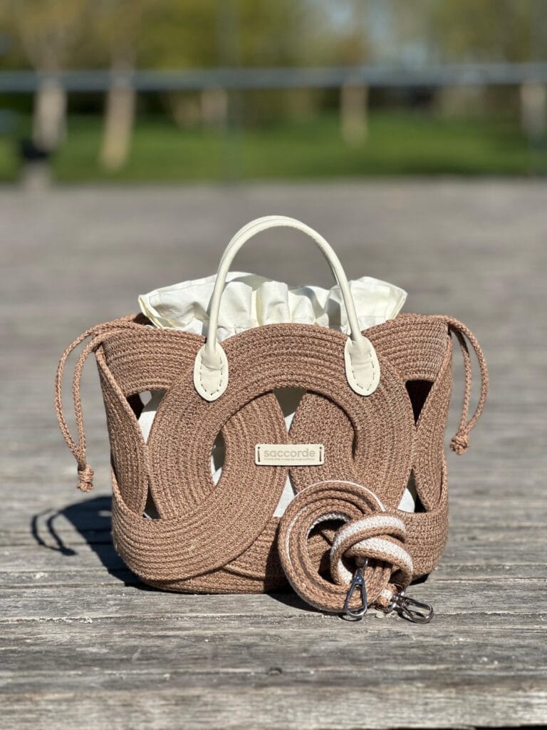 Sac Aura Saccorde en corde tressée marron clair avec détails ajourés et anses bicolore