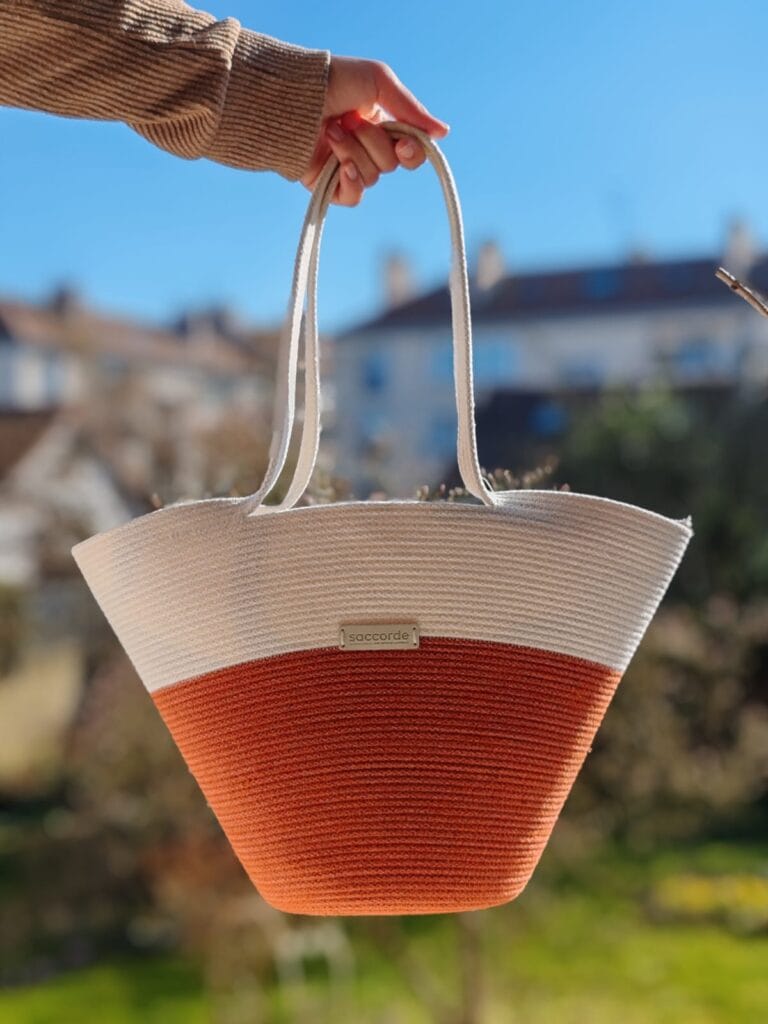 Vue du sac bicolore en corde Rivage sur une terrasse